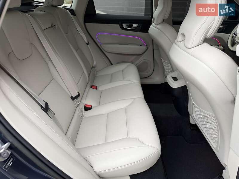 Внедорожник / Кроссовер Volvo XC60 2023 в Киеве