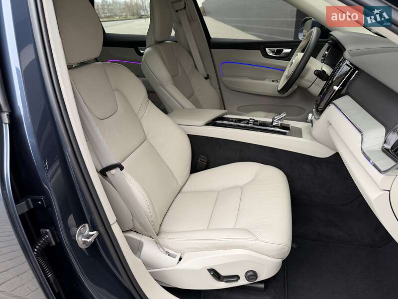 Внедорожник / Кроссовер Volvo XC60 2023 в Киеве