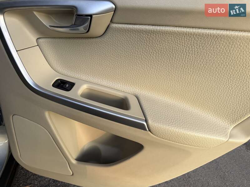 Внедорожник / Кроссовер Volvo XC60 2012 в Киеве