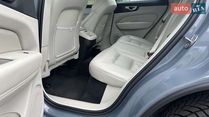 Внедорожник / Кроссовер Volvo XC60 2023 в Киеве