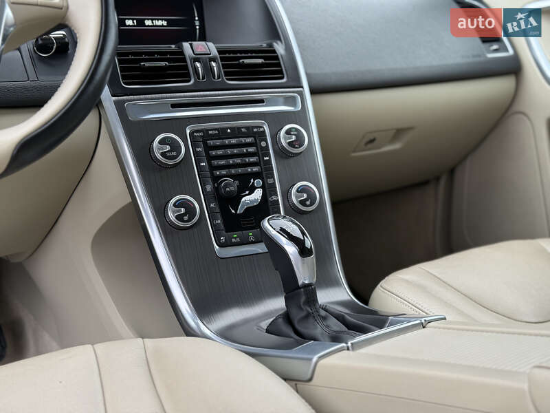 Внедорожник / Кроссовер Volvo XC60 2015 в Владимире