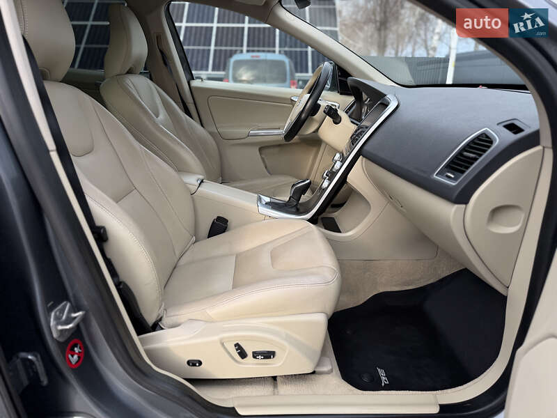 Внедорожник / Кроссовер Volvo XC60 2015 в Владимире