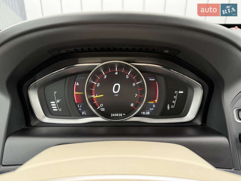 Внедорожник / Кроссовер Volvo XC60 2015 в Владимире