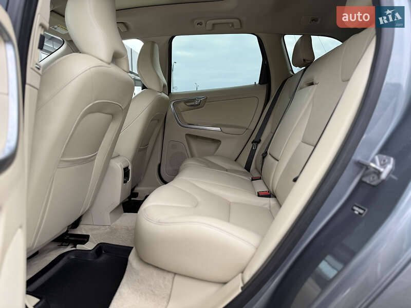 Внедорожник / Кроссовер Volvo XC60 2015 в Владимире