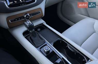 Внедорожник / Кроссовер Volvo XC90 2021 в 