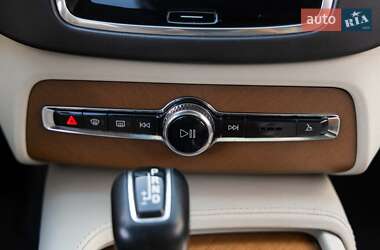 Внедорожник / Кроссовер Volvo XC90 2017 в 