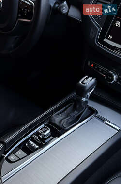 Внедорожник / Кроссовер Volvo XC90 2021 в 