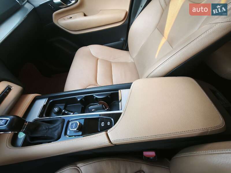 Внедорожник / Кроссовер Volvo XC90 2016 в Межгорье