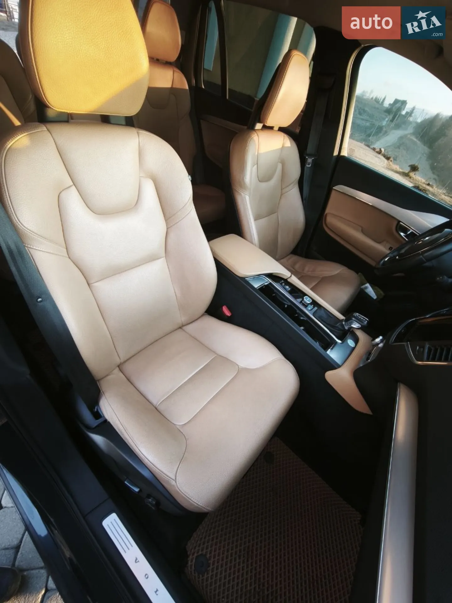 Volvo XC90 2016 VIN YV1LFA8BDG1090902 фото оголошення 7 з 15