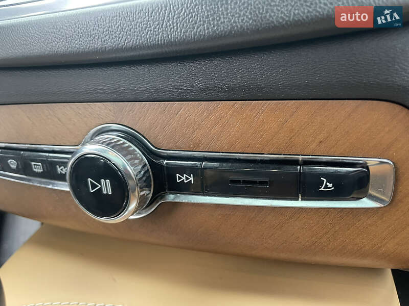 Внедорожник / Кроссовер Volvo XC90 2017 в Полонном