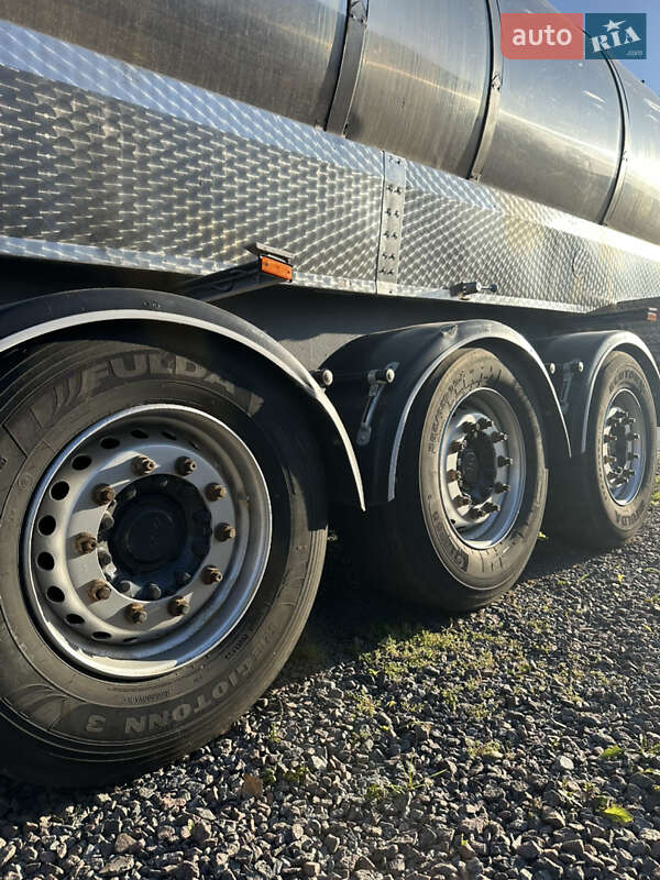 Цистерна напівпричіп Wielton NS34 2004 в Жовкві