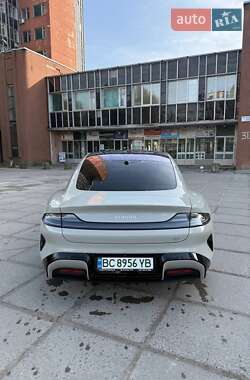 Седан Xiaomi SU7 2024 в 
