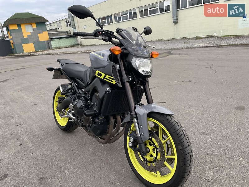 Мотоцикл Без обтекателей (Naked bike) Yamaha MT-09 2016 в  фото Мотоцикл Без обтекателей (Naked bike) Yamaha MT-09 2016 в