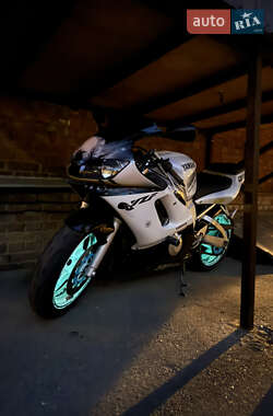 Спортбайк Yamaha YZF R6 2002 в 