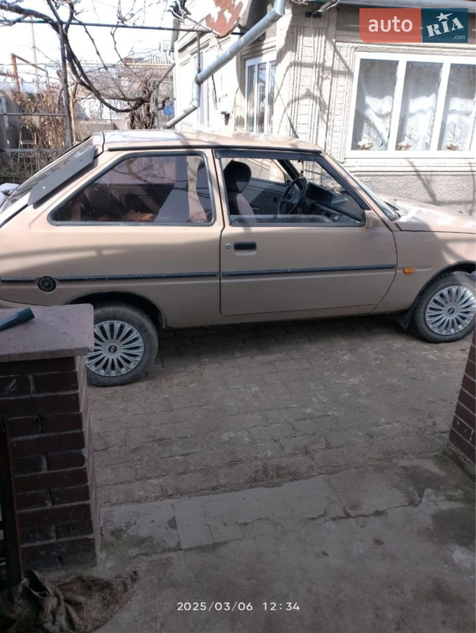 Машина звір не їде, а летить по трасі 200-250 тільки так по селу, якщо їдеш, всі починають знімати труси, навіть чоловіки. Це єдиний мінус цього апарату.