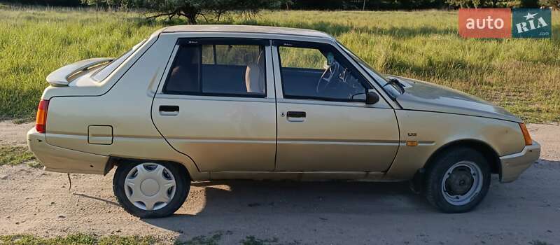 Лифтбек ЗАЗ 1103 Славута 2002 в Днепре