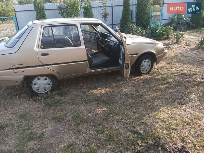 Лифтбек ЗАЗ 1103 Славута 2002 в Лохвице