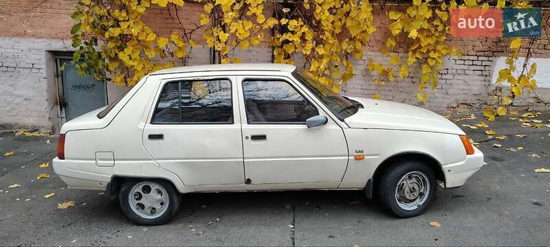 Лифтбек ЗАЗ 1103 Славута 2003 в Киеве