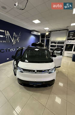 Минивэн Zeekr Mix 2024 в 