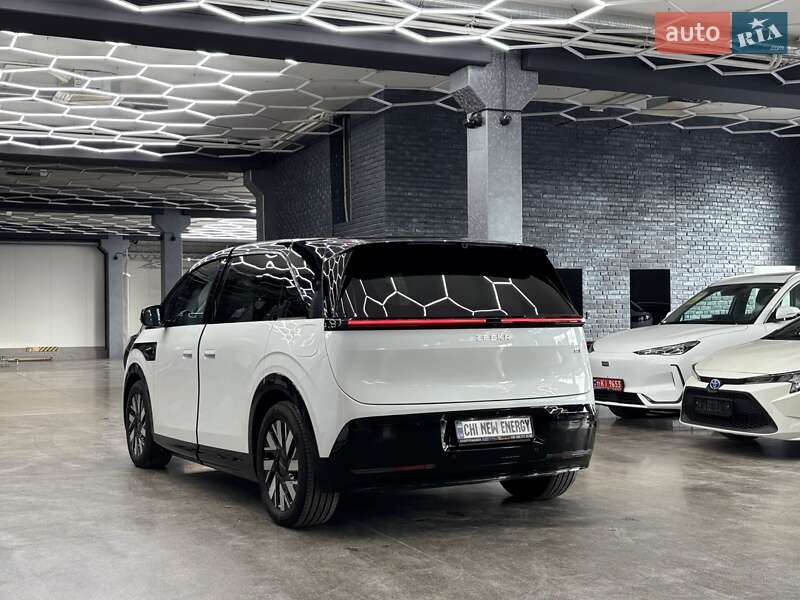 Минивэн Zeekr Mix 2024 в Киеве