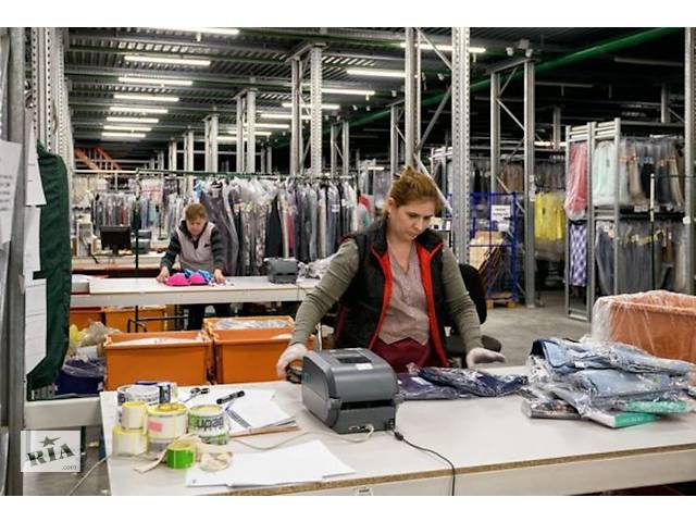 Работники на склад одежды ZARA в Польше